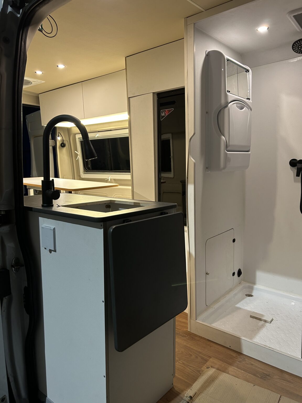 Instalación de inversores de corriente y tomas de 220V en campers