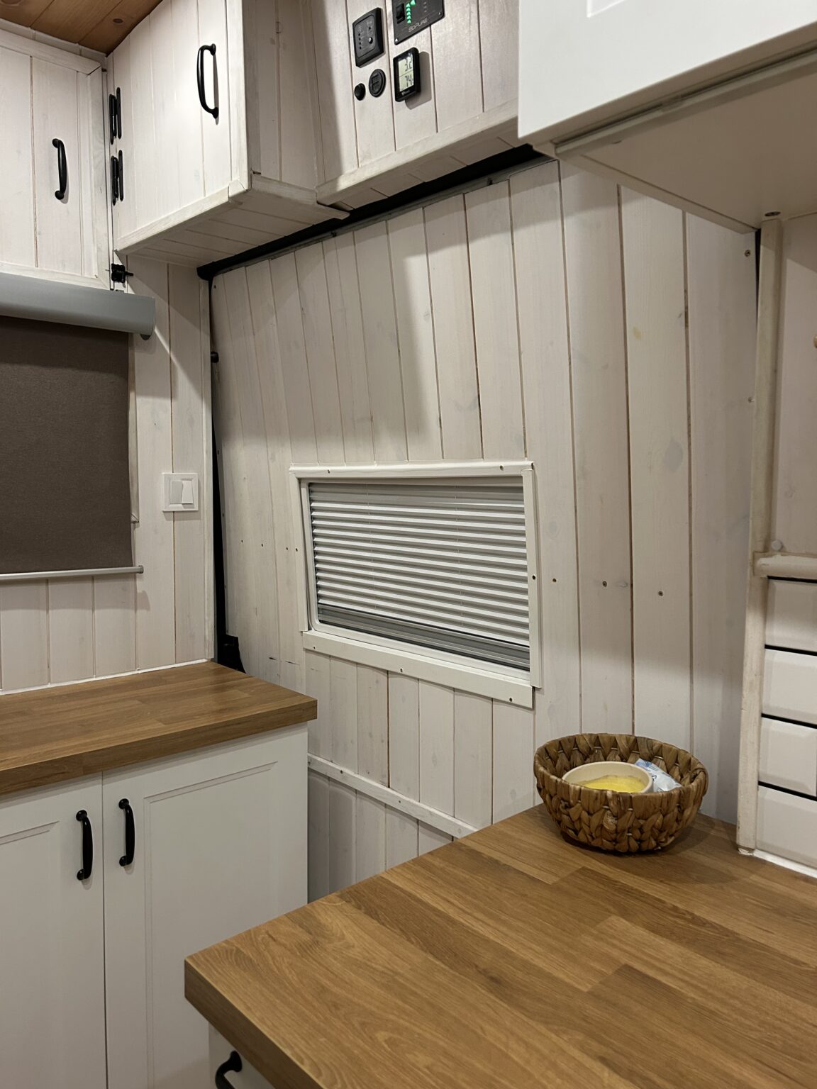 Instalación de toldos y accesorios exteriores para autocaravanas