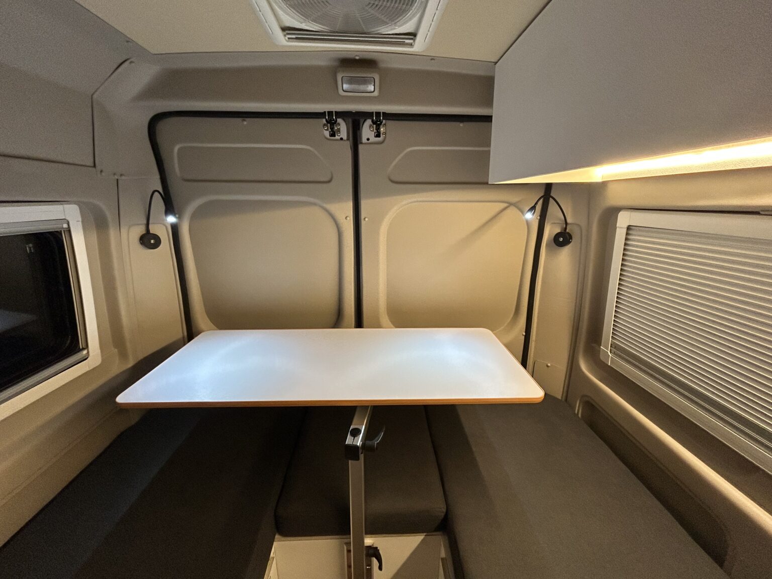 Muebles camper de madera ligera y materiales duraderos