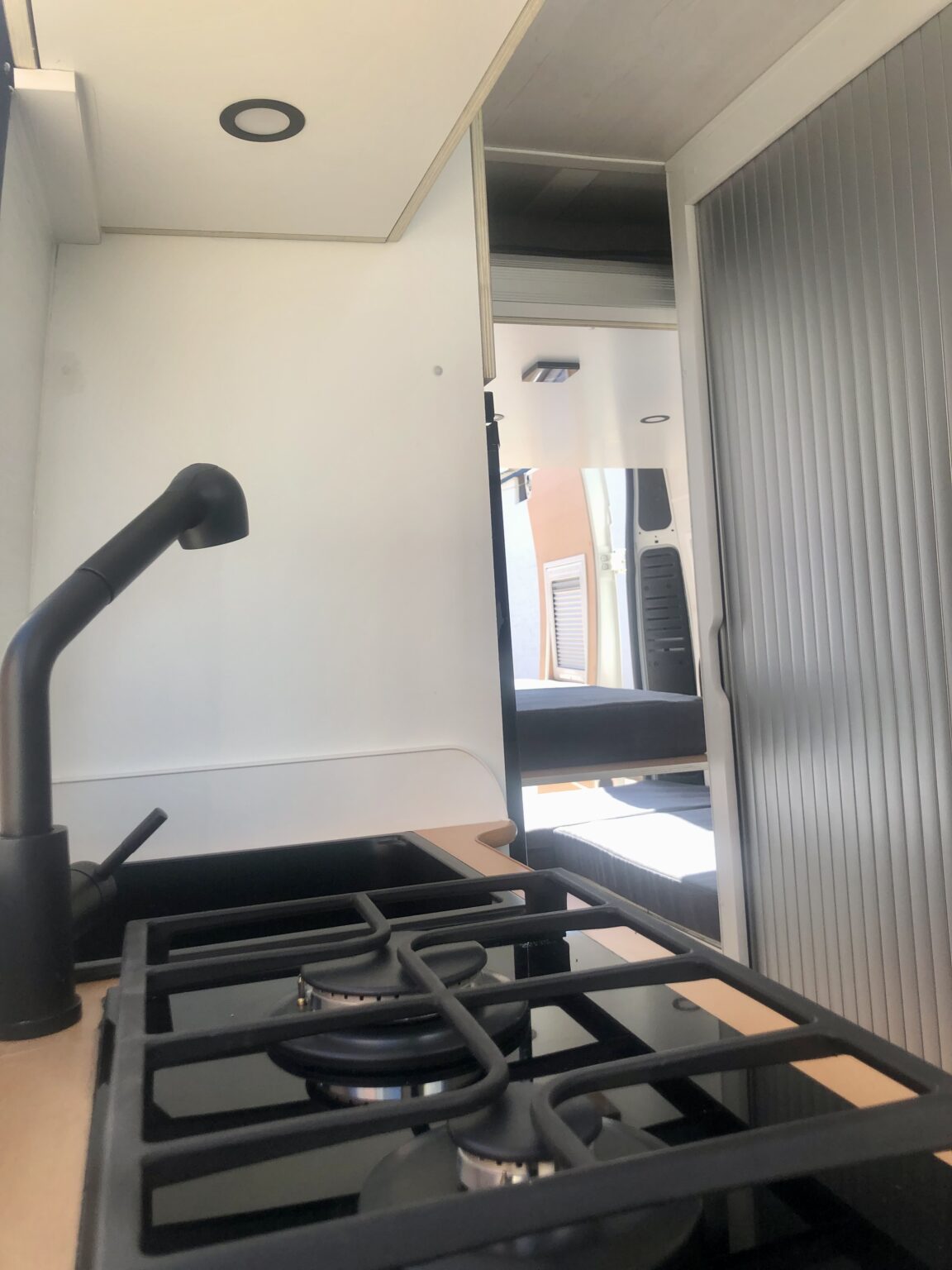 Instalación de claraboyas y ventanas en furgonetas camper